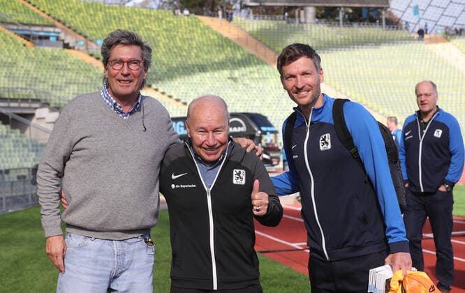 München, Deutschland 23. Oktober 2022: Fussball, Herren, Legendenspiel MÜNCHEN VEREINT, FC Bayern München - TSV 1860 München, Olympiastadion Stefan Schneider mit Karsten Wettberg und Benjamin Lauth (v.l.n.r.)