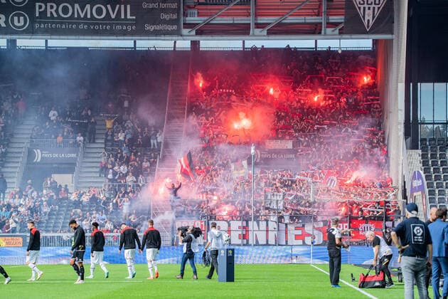 Supporters du Stade Rennais - Ambiance FOOTBALL : Angers SCO vs Stade Rennais - Ligue 1 - Journee 12 - 23 10 2022 BaptisteAutissier Panoramic 