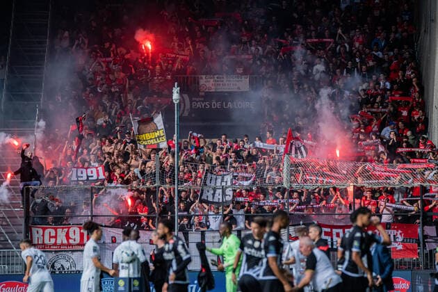 Supporters du Stade Rennais - Ambiance FOOTBALL : Angers SCO vs Stade Rennais - Ligue 1 - Journee 12 - 23 10 2022 BaptisteAutissier Panoramic 