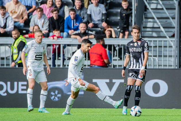 Martin Terrier (Stade Rennais) Nabil Bentaleb (ANGERS SCO) FOOTBALL : Angers SCO vs Stade Rennais - Ligue 1 - Journee 12 - 23 10 2022 BaptisteAutissier Panoramic 