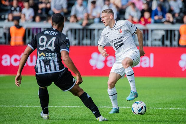 Adrien Truffert (Stade Rennais) FOOTBALL : Angers SCO vs Stade Rennais - Ligue 1 - Journee 12 - 23 10 2022 BaptisteAutissier Panoramic 