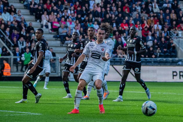 Arthur Theate (Stade Rennais) FOOTBALL : Angers SCO vs Stade Rennais - Ligue 1 - Journee 12 - 23 10 2022 BaptisteAutissier Panoramic 