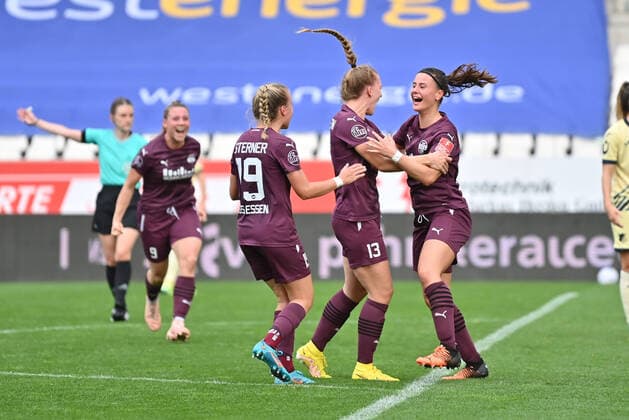 Jubel, Freuen, celebrate, happy, cheer , Goal Celebration SGS Essen 2:2, 23.10.2022, Essen (Deutschland), Fussball, Flyeralarm Frauen-Bundesliga, SGS Essen - TSG 1899 Hoffenheim, DFB DFL REGULATIONS PROHIBIT ANY USE OF PHOTOGRAPHS AS IMAGE SEQUENCES AND OR QUASI-VIDEO. *** Jubeln, Freuen, celebrate, happy, cheer , Goal Celebration SGS Essen 2 2, 23 10 2022, Essen Germany , Football, Flyeralarm Frauen Bundesliga, SGS Essen TSG 1899 Hoffenheim, DFB DFL REGULATIONS PROHIBIT ANY USE OF PHOTOGRAPHS AS IMAGE SEQUENCES AND OR QUASI VIDEO xmkx