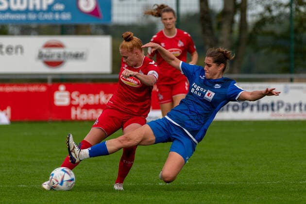 Am Ball Laura Vogt (1. FC Koeln U20, 08). Shai Perl (SC Sand, 04) greatscht um den Ball. GER, SC Sand vs. 1. FC Koeln U20, Fussball, 2. Frauen Bundesliga, 6. Spieltag, Saison 2022 2023, 23.10.2022 GER, SC Sand vs. 1. FC Koeln U20, Fussball, 2. Frauen Bundesliga, 6. Spieltag, Saison 2022 2023, 23.10.2022 Willstaett-Sand Copyright: xEibner-Pressefoto ThomasxHeßx EPS_EER