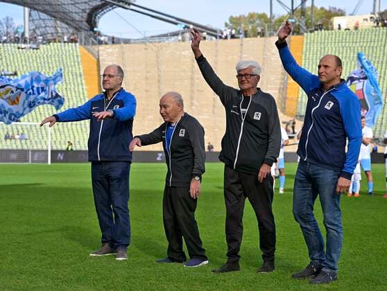 23.10.2022, Fussball, Legenden-Derby MÜNCHEN VEREINT, zum 50.Jubiläum des Olympiaparks, FC Bayern München Altstars - TSV 1860 München Altstars, im Olympiastadion München. v.l. Roland Kneißl. Carsten Wettberg, Werner Lorant, Carsten Wettberg und Thomas Miller (alle 1860 München).