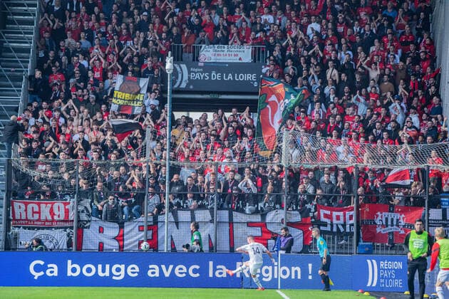 Supporters du Stade Rennais - Ambiance FOOTBALL : Angers SCO vs Stade Rennais - Ligue 1 - Journee 12 - 23 10 2022 BaptisteAutissier Panoramic 