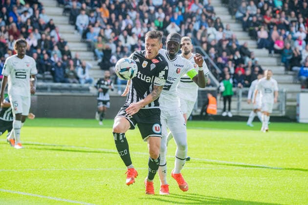 Pierrick Capelle (ANGERS SCO) Hamari Traore (Stade Rennais) FOOTBALL : Angers SCO vs Stade Rennais - Ligue 1 - Journee 12 - 23 10 2022 BaptisteAutissier Panoramic 