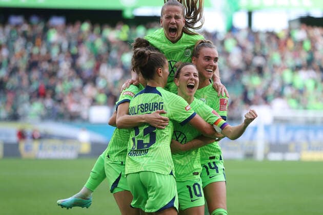 Bilder des Jahres, Sport 10 Oktober Sport Themen der Woche KW42 VfL vs. Bayern, BL Frauen Wolfsburg, 23.10.2022, FUßBALL - VfL Wolfsburg vs. FC Bayern München, Flyeralarm Frauen-Bundesliga, Saison 2022 23. Svenja Huth (VfL Wolfsburg) jubelt mit der Mannschaft nach ihrem Tor zum 2:0 Wolfsburg *** VfL vs Bayern, BL Frauen Wolfsburg, 23 10 2022, FUßBALL VfL Wolfsburg vs FC Bayern München, Flyeralarm Frauen Bundesliga, Saison 2022 23 Svenja Huth VfL Wolfsburg cheers with the team after her goal to 2 0 Wolfsburg