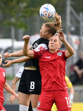 23.10.2022, xjhx, Fussball 1.Bundesliga Damen, Eintracht Frankfurt Frauen - MSV Duisburg emspor, v.l. Sjoeke Nuesken (Eintracht Frankfurt Frauen), Doerthe Hoppius (MSV Duisburg) (DFL DFB REGULATIONS PROHIBIT ANY USE OF PHOTOGRAPHS as IMAGE SEQUENCES and or QUASI-VIDEO) Frankfurt am Main *** 23 10 2022, xjhx, Fussball 1 Bundesliga Damen, Eintracht Frankfurt Frauen MSV Duisburg emspor, v l Sjoeke Nuesken Eintracht Frankfurt Frauen , Doerthe Hoppius MSV Duisburg DFL DFB REGULATIONS PROHIBIT ANY USE OF PHOTOGRAPHS as IMAGE SEQUENCES and or QUASI VIDEO Frankfurt am Main
