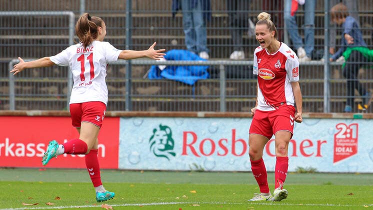 v.li.: Alena Bienz (1. FC Köln, 11) und Torschützin Jana Beuschlein (1. FC Köln, 23) mit Torjubel, Jubel, jubeln, jubelt, optimistisch, Spielszene, Highlight, Freude über das Tor zum 1:0, DIE DFB-RICHTLINIEN UNTERSAGEN JEGLICHE NUTZUNG VON FOTOS ALS SEQUENZBILDER UND ODER VIDEOÄHNLICHE FOTOSTRECKEN. DFB REGULATIONS PROHIBIT ANY USE OF PHOTOGRAPHS AS IMAGE SEQUENCES AND OR QUASI-VIDEO., 23.10.2022, Köln (Deutschland), Fussball, Flyeralarm Frauen-Bundesliga, 1. FC Köln - SV Werder Bremen