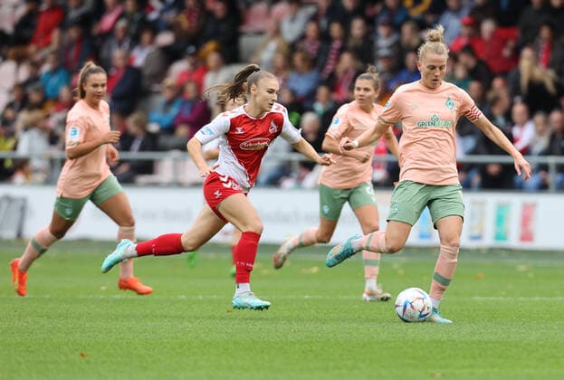 Alena Bienz (Köln), Lina Hausicke (Werder), 1. FC Köln - SV Werder Bremen, Flyeralarm Frauen Bundesliga, 5. Spieltag, Köln, Deutschland, 23.10.2022,