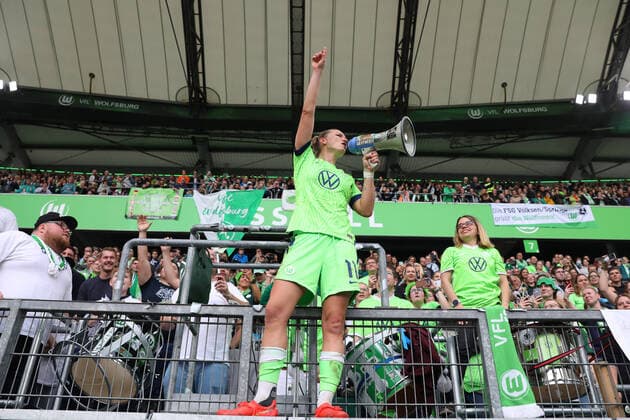 VfL vs. Bayern, BL Frauen Wolfsburg, 23.10.2022, FUßBALL - VfL Wolfsburg vs. FC Bayern München, Flyeralarm Frauen-Bundesliga, Saison 2022 23. Schlussjubel, Alexandra Popp (VfL Wolfsburg), VfL Fans Wolfsburg *** VfL vs Bayern, BL women Wolfsburg, 23 10 2022, FOOTBALL VfL Wolfsburg vs FC Bayern Munich, Flyeralarm Frauen Bundesliga, season 2022 23 final cheer, Alexandra Popp VfL Wolfsburg , VfL Fans Wolfsburg