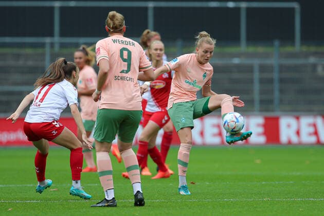 v.li.: Lina Hausicke (SV Werder Bremen, 18) am Ball, Einzelbild, Ganzkörper, Aktion, Action, Spielszene, DIE DFB-RICHTLINIEN UNTERSAGEN JEGLICHE NUTZUNG VON FOTOS ALS SEQUENZBILDER UND ODER VIDEOÄHNLICHE FOTOSTRECKEN. DFB REGULATIONS PROHIBIT ANY USE OF PHOTOGRAPHS AS IMAGE SEQUENCES AND OR QUASI-VIDEO., 23.10.2022, Köln (Deutschland), Fussball, Flyeralarm Frauen-Bundesliga, 1. FC Köln - SV Werder Bremen