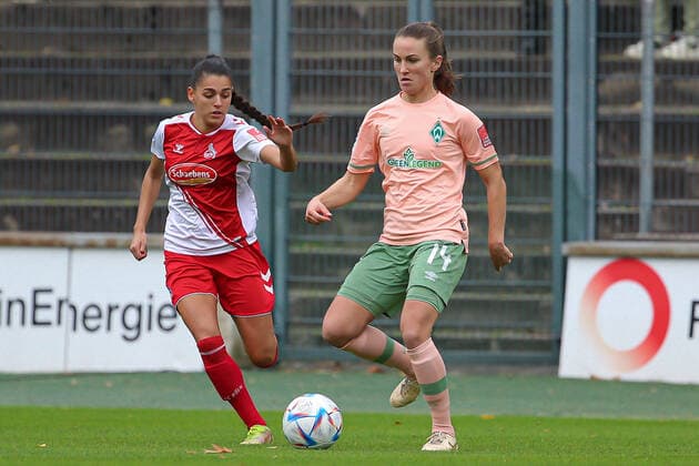 v.li.: Manjou Wilde (1. FC Köln, 7) und Michaela Brandenburg (SV Werder Bremen, 14) im Zweikampf, Duell, Dynamik, Aktion, Action, Spielszene, DIE DFB-RICHTLINIEN UNTERSAGEN JEGLICHE NUTZUNG VON FOTOS ALS SEQUENZBILDER UND ODER VIDEOÄHNLICHE FOTOSTRECKEN. DFB REGULATIONS PROHIBIT ANY USE OF PHOTOGRAPHS AS IMAGE SEQUENCES AND OR QUASI-VIDEO., 23.10.2022, Köln (Deutschland), Fussball, Flyeralarm Frauen-Bundesliga, 1. FC Köln - SV Werder Bremen