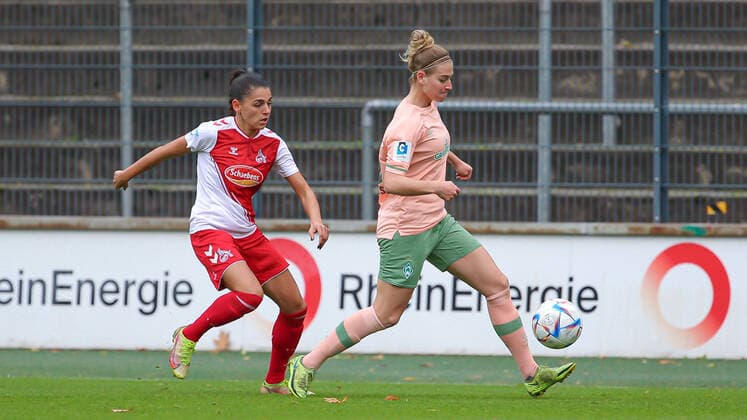 v.li.: Manjou Wilde (1. FC Köln, 7) und Saskia Matheis (SV Werder Bremen, 19) im Zweikampf, Duell, Dynamik, Aktion, Action, Spielszene, DIE DFB-RICHTLINIEN UNTERSAGEN JEGLICHE NUTZUNG VON FOTOS ALS SEQUENZBILDER UND ODER VIDEOÄHNLICHE FOTOSTRECKEN. DFB REGULATIONS PROHIBIT ANY USE OF PHOTOGRAPHS AS IMAGE SEQUENCES AND OR QUASI-VIDEO., 23.10.2022, Köln (Deutschland), Fussball, Flyeralarm Frauen-Bundesliga, 1. FC Köln - SV Werder Bremen