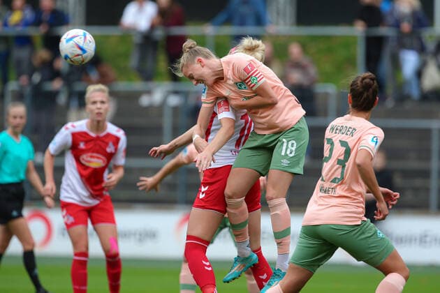 v.li.: Lina Hausicke (SV Werder Bremen, 18) beim Kopfball, Aktion, Action, Spielszene, DIE DFB-RICHTLINIEN UNTERSAGEN JEGLICHE NUTZUNG VON FOTOS ALS SEQUENZBILDER UND ODER VIDEOÄHNLICHE FOTOSTRECKEN. DFB REGULATIONS PROHIBIT ANY USE OF PHOTOGRAPHS AS IMAGE SEQUENCES AND OR QUASI-VIDEO., 23.10.2022, Köln (Deutschland), Fussball, Flyeralarm Frauen-Bundesliga, 1. FC Köln - SV Werder Bremen