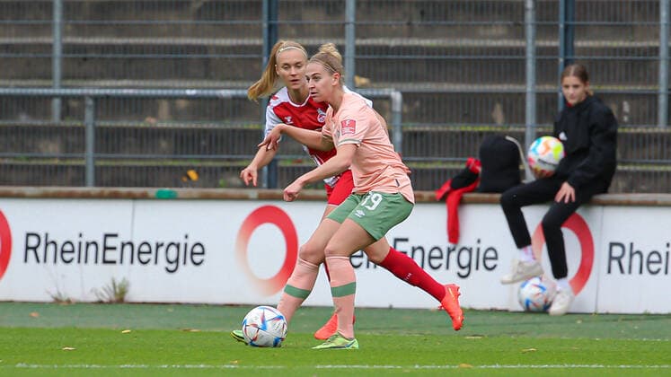 v.li.: Saskia Matheis (SV Werder Bremen, 19) am Ball, Einzelbild, Ganzkörper, Aktion, Action, Spielszene, DIE DFB-RICHTLINIEN UNTERSAGEN JEGLICHE NUTZUNG VON FOTOS ALS SEQUENZBILDER UND ODER VIDEOÄHNLICHE FOTOSTRECKEN. DFB REGULATIONS PROHIBIT ANY USE OF PHOTOGRAPHS AS IMAGE SEQUENCES AND OR QUASI-VIDEO., 23.10.2022, Köln (Deutschland), Fussball, Flyeralarm Frauen-Bundesliga, 1. FC Köln - SV Werder Bremen