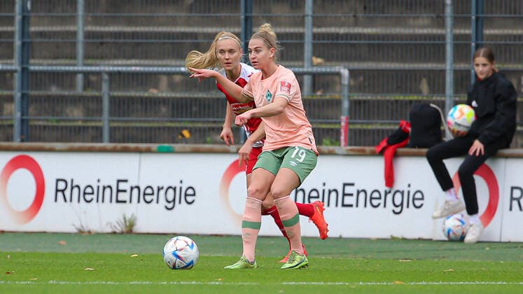 v.li.: Saskia Matheis (SV Werder Bremen, 19) am Ball, Einzelbild, Ganzkörper, Aktion, Action, Spielszene, DIE DFB-RICHTLINIEN UNTERSAGEN JEGLICHE NUTZUNG VON FOTOS ALS SEQUENZBILDER UND ODER VIDEOÄHNLICHE FOTOSTRECKEN. DFB REGULATIONS PROHIBIT ANY USE OF PHOTOGRAPHS AS IMAGE SEQUENCES AND OR QUASI-VIDEO., 23.10.2022, Köln (Deutschland), Fussball, Flyeralarm Frauen-Bundesliga, 1. FC Köln - SV Werder Bremen