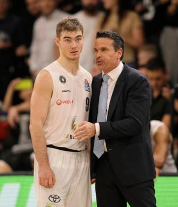 Trainer Raoul Korner ( Towers ) im Gespräch mit .... Ziga SAMAR , links Basketball Herren BBL am Sa. 22.10.2022 Hamburg Towers - Bayern München