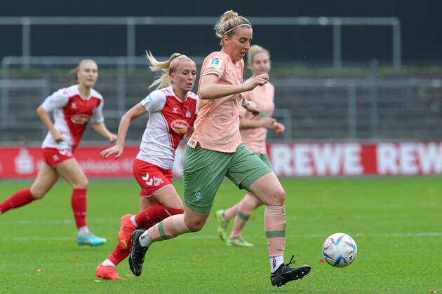 v.li.: Katharina Schiechtl (SV Werder Bremen, 9) am Ball, Einzelbild, Ganzkörper, Aktion, Action, Spielszene, DIE DFB-RICHTLINIEN UNTERSAGEN JEGLICHE NUTZUNG VON FOTOS ALS SEQUENZBILDER UND ODER VIDEOÄHNLICHE FOTOSTRECKEN. DFB REGULATIONS PROHIBIT ANY USE OF PHOTOGRAPHS AS IMAGE SEQUENCES AND OR QUASI-VIDEO., 23.10.2022, Köln (Deutschland), Fussball, Flyeralarm Frauen-Bundesliga, 1. FC Köln - SV Werder Bremen