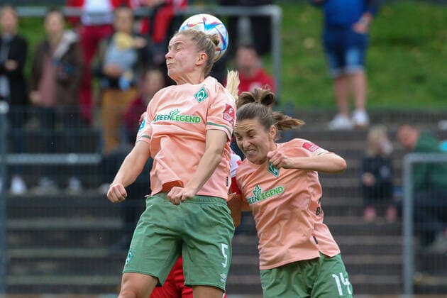 v.li.: Michelle Ulbrich (SV Werder Bremen, 5) beim Kopfball, Aktion, Action, Spielszene, DIE DFB-RICHTLINIEN UNTERSAGEN JEGLICHE NUTZUNG VON FOTOS ALS SEQUENZBILDER UND ODER VIDEOÄHNLICHE FOTOSTRECKEN. DFB REGULATIONS PROHIBIT ANY USE OF PHOTOGRAPHS AS IMAGE SEQUENCES AND OR QUASI-VIDEO., 23.10.2022, Köln (Deutschland), Fussball, Flyeralarm Frauen-Bundesliga, 1. FC Köln - SV Werder Bremen