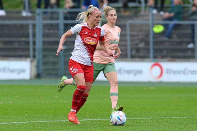 v.li.: Mandy Islacker (1. FC Köln, 8) am Ball, Einzelbild, Ganzkörper, Aktion, Action, Spielszene, DIE DFB-RICHTLINIEN UNTERSAGEN JEGLICHE NUTZUNG VON FOTOS ALS SEQUENZBILDER UND ODER VIDEOÄHNLICHE FOTOSTRECKEN. DFB REGULATIONS PROHIBIT ANY USE OF PHOTOGRAPHS AS IMAGE SEQUENCES AND OR QUASI-VIDEO., 23.10.2022, Köln (Deutschland), Fussball, Flyeralarm Frauen-Bundesliga, 1. FC Köln - SV Werder Bremen