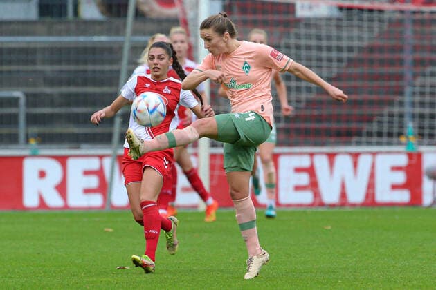v.li.: Manjou Wilde (1. FC Köln, 7) und Michaela Brandenburg (SV Werder Bremen, 14) im Zweikampf, Duell, Dynamik, Aktion, Action, Spielszene, DIE DFB-RICHTLINIEN UNTERSAGEN JEGLICHE NUTZUNG VON FOTOS ALS SEQUENZBILDER UND ODER VIDEOÄHNLICHE FOTOSTRECKEN. DFB REGULATIONS PROHIBIT ANY USE OF PHOTOGRAPHS AS IMAGE SEQUENCES AND OR QUASI-VIDEO., 23.10.2022, Köln (Deutschland), Fussball, Flyeralarm Frauen-Bundesliga, 1. FC Köln - SV Werder Bremen