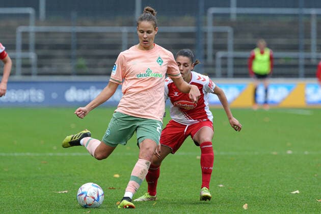 v.li.: Hanna Nemeth (SV Werder Bremen, 23) und Manjou Wilde (1. FC Köln, 7) im Zweikampf, Duell, Dynamik, Aktion, Action, Spielszene, DIE DFB-RICHTLINIEN UNTERSAGEN JEGLICHE NUTZUNG VON FOTOS ALS SEQUENZBILDER UND ODER VIDEOÄHNLICHE FOTOSTRECKEN. DFB REGULATIONS PROHIBIT ANY USE OF PHOTOGRAPHS AS IMAGE SEQUENCES AND OR QUASI-VIDEO., 23.10.2022, Köln (Deutschland), Fussball, Flyeralarm Frauen-Bundesliga, 1. FC Köln - SV Werder Bremen