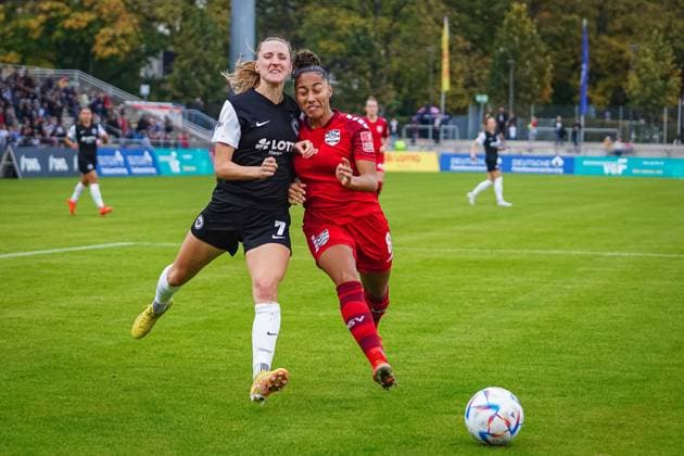 Frankfurt, Germany, October 23rd 2022: Lara Prasnikar (7 Frankfurt) and Vanessa Fuerst (8 Duisburg) during the FLYERALARM Frauen-Bundesliga match between Eintracht Frankfurt and MSV Duisburg at the Stadium at Brentanobad in Frankfurt am Main, Germany. (Norina Toenges Sports Press Photo SPP)  Copyright: xNorinaxToenges SportsxPressxPhotx spp-en-NoToPrPh-DSC03382-3