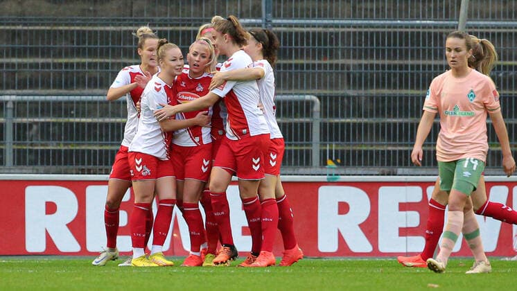 Spielerinnen des 1. FC Köln mit Torjubel, Jubel, jubeln, jubelt, optimistisch, Spielszene, Highlight, Freude über das Tor zum 2:0durch Torschützin Mandy Islacker (1. FC Köln, 8) (m.), DIE DFB-RICHTLINIEN UNTERSAGEN JEGLICHE NUTZUNG VON FOTOS ALS SEQUENZBILDER UND ODER VIDEOÄHNLICHE FOTOSTRECKEN. DFB REGULATIONS PROHIBIT ANY USE OF PHOTOGRAPHS AS IMAGE SEQUENCES AND OR QUASI-VIDEO., 23.10.2022, Köln (Deutschland), Fussball, Flyeralarm Frauen-Bundesliga, 1. FC Köln - SV Werder Bremen