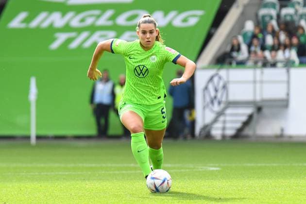 Fußball I Frauen I Saison 2022-2023 I 5. Spieltag I VfL Wolfsburg - FC Bayern MÜnchen I 23.10.2022 Lena Sophie Oberdorf (5, VfL Wolfsburg) am Ball. Einzelbild, Freisteller, Porträt Wolfsburg VOLKSWAGEN ARENA Niedersachsen Deutschland Copyright: xLobeca InesxHähnelx