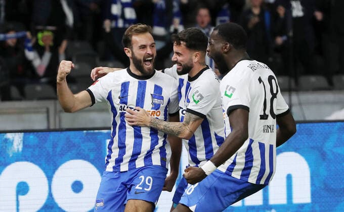 Bilder des Jahres, Sport 10 Oktober Sport Themen der Woche KW42 Sport Bilder des Tages Lucas Tousart jubelnd, Marco Richter, Wilfried Kanga Freude Emotion Jubel nach 1:0 Fußball Fussball DFL Bundesliga Herren 11.Spieltag Saison 2022 2023 23.10.2022 Hertha BSC Berlin vs. FC Schalke 04 S04 *** Lucas Tousart jubilant, Marco Richter, Wilfried Kanga joy emotion jubilation after 1 0 sports football soccer DFL Bundesliga men 11 matchday season 2022 2023 23 10 2022 Hertha BSC Berlin vs FC Schalke 04 S04