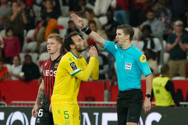 Francois Letexier (arbitre) - Pedro Chirivella (FC Nantes) FOOTBALL : OGC Nice vs FC Nantes - Ligue 1 Uber Eats - Nice - 23 10 2022 NorbertScanella Panoramic 