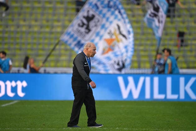 Karsten WETTBERG (Ex Trainer 1860), geht ueber den Platz-hinter ihme wird eine Sechzger Fahne geschwenkt.Einzelbild, Freisteller,Ganzkoerperaufnahme,ganze Figur. Fussball:Legendenspiel FC Bayern Muenchen - TSV 1860 Muenchen am 23.10.2022,Olympiastadion Muenchen.