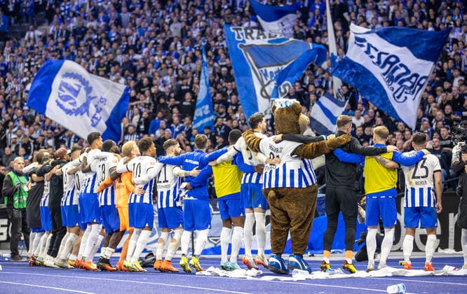Sport Themen der Woche KW42 Sport Bilder des Tages Berlin, 23.10.2022, Fussball, Bundesliga, 11. Spieltag, Hertha BSC - FC Schalke 04, Olympiastadion. Spieler von Hertha BSC bedanken sich nach dem Sieg bei den Zuschauern. DFL regulations and DFB regulations prohibit any use of photographs as image sequences and or quasi-video, Foto: Andreas Gora Hertha BSC - FC Schalke 04 *** Berlin, 23 10 2022, Football, Bundesliga, 11 Matchday, Hertha BSC FC Schalke 04, Olympiastadion Players of Hertha BSC thank the spectators after the victory DFL regulations and DFB regulations prohibit any use of photographs as image sequences and or quasi video, Foto Andreas Gora Hertha BSC FC Schalke 04