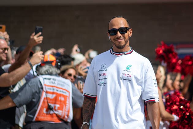 Lewis Hamilton (UK, Mercedes AMG Petronas F1 Team 44) bei der Fahrerparade mit Texas Cheerleadern, USA, Formel 1 Grand Prix der USA, Circuit of the Americas Austin, Raceday, 23.10.2022 USA, Formel 1 Grand Prix der USA, Circuit of the Americas Austin, Raceday, 23.10.2022 Austin Copyright: xEibner Memmlerx EP_MMR