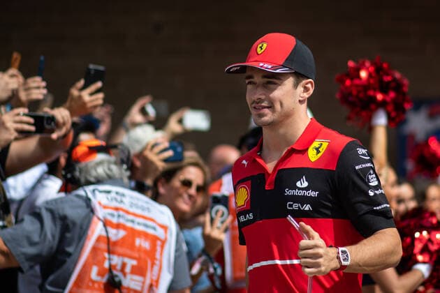 Charles Leclerc (MCO, Scuderia Ferrari 16) bei der Fahrerparade mit Texas Cheerleadern, USA, Formel 1 Grand Prix der USA, Circuit of the Americas Austin, Raceday, 23.10.2022 USA, Formel 1 Grand Prix der USA, Circuit of the Americas Austin, Raceday, 23.10.2022 Austin Copyright: xEibner Memmlerx EP_MMR
