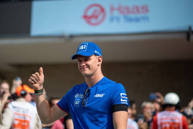 Mick Schumacher (GER, Haas F1 Team 47) bei der Fahrerparade mit Texas Cheerleadern hebt den Daumen, USA, Formel 1 Grand Prix der USA, Circuit of the Americas Austin, Raceday, 23.10.2022 USA, Formel 1 Grand Prix der USA, Circuit of the Americas Austin, Raceday, 23.10.2022 Austin Copyright: xEibner Memmlerx EP_MMR