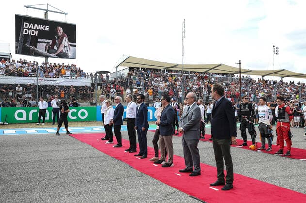 Sport Bilder des Tages BEN SULAYEM Mohammed (uae), President of the FIA, portrait during tribute for Dietrich Mateschitz™s death during the Formula 1 Aramco United States Grand Prix 2022, 19th round of the 2022 FIA Formula One World Championship, WM, Weltmeisterschaft from October 21 to 23, 2022 on the Circuit of the Americas, in Austin, Texas - F1 - UNITED STATES GRAND PRIX 2022 - RACE DPPI Panoramic  GOOD7308