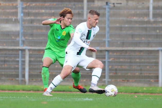 Moenchengladbach, Deutschland 23. Oktober 2022: Regionalliga West - 2022 2023 - Bor. Moenchengladbach U23 vs. SV Straelen v. li. im Zweikampf Toshiaki Miyamoto (SV Straelen) und Kushtrim Asallari (Borussia Mönchengladbach U23) Grenzland Stadion Nordrhein Westfalen Copyright: xFotostandx xVanxderxVeldenx