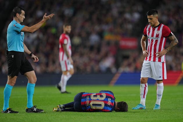 Sport Bilder des Tages ESP: FC Barcelona, Barca Athletic Club. La Liga Santander Pablo Martin Gavira Gavi of FC Barcelona injury on the floor during the La Liga match between FC Barcelona and Athletic Club played at Spotify Camp Nou Stadium on October 23, 2022 in Barcelona, Spain. kpng Copyright: xBaguxBlancox xPRESSINx PS_221023_501