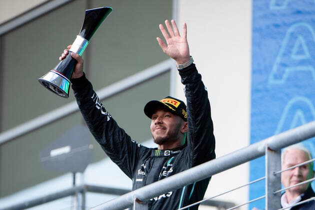 Lewis Hamilton (UK, Mercedes AMG Petronas F1 Team 44) jubelt ueber den zweiten Platz auf dem Podium, USA, Formel 1 Grand Prix der USA, Circuit of the Americas Austin, Rennen, 23.10.2022 USA, Formel 1 Grand Prix der USA, Circuit of the Americas Austin, Rennen, 23.10.2022 Austin Copyright: xEibner Memmlerx EP_MMR