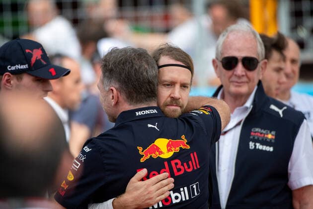 Sebastian Vettel (GER, Aston Martin Aramco Cognizant F1 Team 5) umarmt Christian Horner (Oracle Red Bull Racing, Teamchef) und trauert um den verstorbenen Dietrich Mateschitz (Inhaber und Geschaeftsfuehrer Red Bull), USA, Formel 1 Grand Prix der USA, Circuit of the Americas Austin, Rennen, 23.10.2022 USA, Formel 1 Grand Prix der USA, Circuit of the Americas Austin, Rennen, 23.10.2022 Austin Copyright: xEibner Memmlerx EP_MMR
