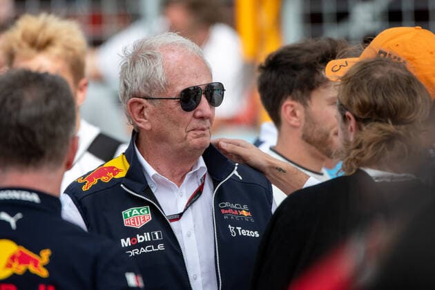 Helmut Marko (Red Bull, Sportdirektor) und Sebastian Vettel (GER, Aston Martin Aramco Cognizant F1 Team 5) trauern um den verstorbenen Dietrich Mateschitz (Inhaber und Geschaeftsfuehrer Red Bull), USA, Formel 1 Grand Prix der USA, Circuit of the Americas Austin, Rennen, 23.10.2022 USA, Formel 1 Grand Prix der USA, Circuit of the Americas Austin, Rennen, 23.10.2022 Austin Copyright: xEibner Memmlerx EP_MMR