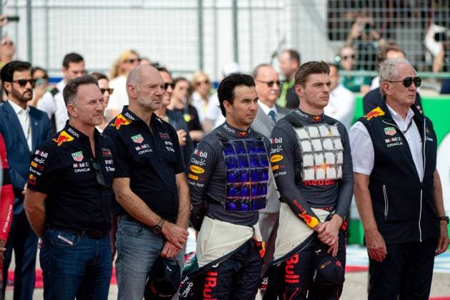 Sport Bilder des Tages Christian Horner (Oracle Red Bull Racing, Teamchef), Adrian Newey (Red Bull, Chefkonstrukteur), Sergio Checo Perez (MEX, Oracle Red Bull Racing 11), Max Verstappen (NED, Oracle Red Bull Racing 1), Helmut Marko (Red Bull, Sportdirektor) trauern um den verstorbenen Dietrich Mateschitz (Inhaber und Geschaeftsfuehrer Red Bull), USA, Formel 1 Grand Prix der USA, Circuit of the Americas Austin, Rennen, 23.10.2022 USA, Formel 1 Grand Prix der USA, Circuit of the Americas Austin, Rennen, 23.10.2022 Austin Copyright: xEibner Memmlerx EP_MMR