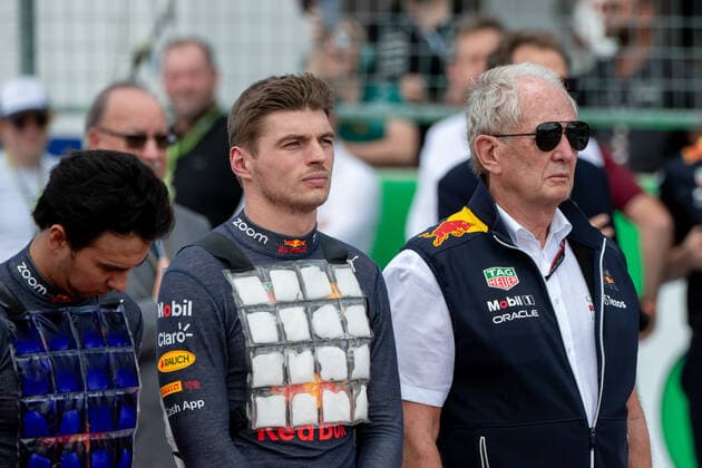Sergio Checo Perez (MEX, Oracle Red Bull Racing 11), Max Verstappen (NED, Oracle Red Bull Racing 1), Helmut Marko (Red Bull, Sportdirektor) trauern um den verstorbenen Dietrich Mateschitz (Inhaber und Geschaeftsfuehrer Red Bull), USA, Formel 1 Grand Prix der USA, Circuit of the Americas Austin, Rennen, 23.10.2022 USA, Formel 1 Grand Prix der USA, Circuit of the Americas Austin, Rennen, 23.10.2022 Austin Copyright: xEibner Memmlerx EP_MMR