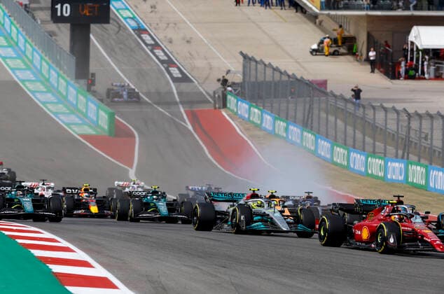 Start, 55 Carlos Sainz (ESP, Scuderia Ferrari), 44 Lewis Hamilton (GBR, Mercedes-AMG Petronas F1 Team), F1 Grand Prix of USA at Circuit of The Americas on October 23, 2022 in Austin, United States of America. (Photo by HOCH ZWEI) Austin United States of America