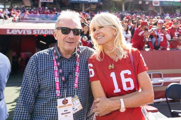 SANTA CLARA, CA - OCTOBER 23: San Francisco 49ers legend Joe Montana and his wife Jennifer Wallace before the NFL, American Football Herren, USA professional football game between the Kansas City Chiefs and San Francisco 49ers on October 23, 2022 at Levi™s Stadium in Santa Clara, CA. (Photo by Bob Kupbens Icon Sportswire) NFL: OCT 23 Chiefs at 49ers Icon22102304