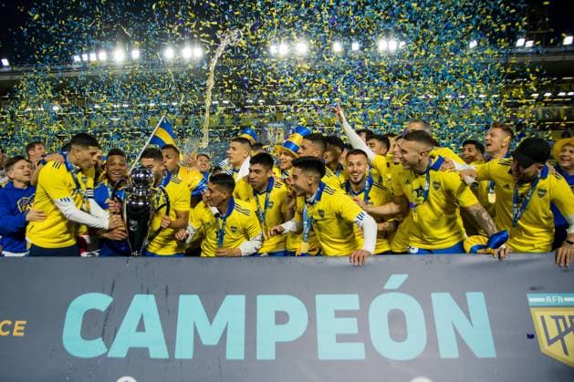 Sport Themen der Woche KW42 Sport Bilder des Tages Boca Juniors and Independiente face each other for the Torneo Binance 2022 at Estadio Alberto J. Armando (La Bombonera) on October 23, 2022 in Buenos Aires, Argentina. BUENOS AIRES, ARGENTINA - OCTOBER 23 2022: Boca Juniors and Independiente face each other for the Torneo Binance 2022 at Estadio Alberto J. Armando (La Bombonera) on October 23, 2022 in Buenos Aires, Argentina. In the photo: player from Boca Juniors celebrates the title of Argentina Soccer Champions 2022 Foto: Enzo Santos IMAGO Montevideo Montevideo Montevideo Uruguay Copyright: xENZOxSANTOSxBARREIROxENZOxSANTOSxBARREIROx 23102022 Boca Juniors - Independiente -1674