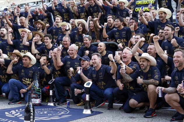 VERSTAPPEN Max (ned), Red Bull Racing RB18, portrait celebrates celebration MARKO Helmut (aut), Drivers™ Manager of Red Bull Racing, portrait PEREZ Sergio (mex), Red Bull Racing RB18, portrait NEWEY Adrian (gbr), Chief Technical Officer of Red Bull Racing, portrait HORNER Christian (gbr), Team Principal of Red Bull Racing, portrait during the Formula 1 Aramco United States Grand Prix 2022, 19th round of the 2022 FIA Formula One World Championship, WM, Weltmeisterschaft from October 21 to 23, 2022 on the Circuit of the Americas, in Austin, Texas - F1 - UNITED STATES GRAND PRIX 2022 - RACE DPPI Panoramic  00122044_F12022GP19TEX_JK170196